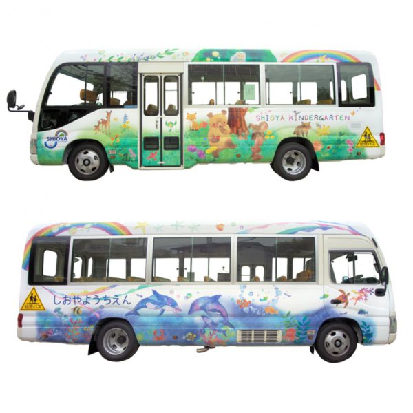幼稚園バス ラッピングデザイン かわいいのイルカのデザインのバスラッピングの動物の園児の子供の山の海の花のイラスト