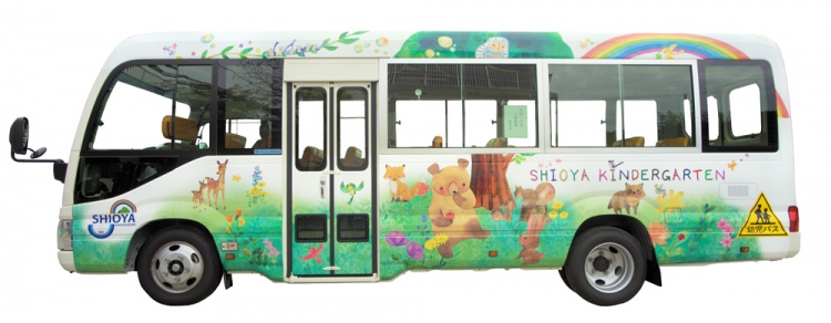 幼稚園バス ラッピングデザイン かわいいのイルカのデザインのバスラッピングの動物の園児の子供の山の海の花のイラスト