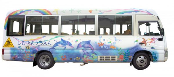 幼稚園バスのラッピングデザイン 絵本作家 Roko